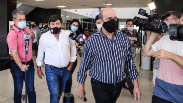 Omar Scarel delante de Máximo Padoán, referentes de Vicentin, en el Centro de Justicia Penal.