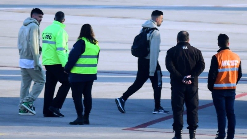 El futbolista del Atlético de Madrid eligió regresar a la Argentina en el avión de Messi.