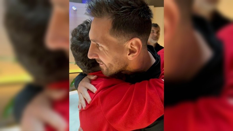Abrazo de gol, Tomi llegó hasta el hotel en España donde Argentina concentraba para jugar contra Estonia.