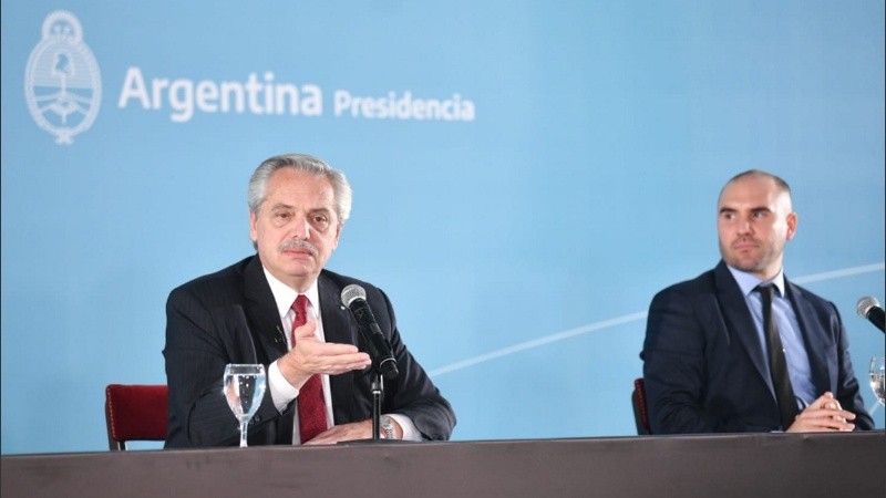 El presidente Alberto Fernández y el ministro de Economía, Martín Guzmán, durante la presentación del proyecto de ley de renta inesperada que tratará el Congreso.