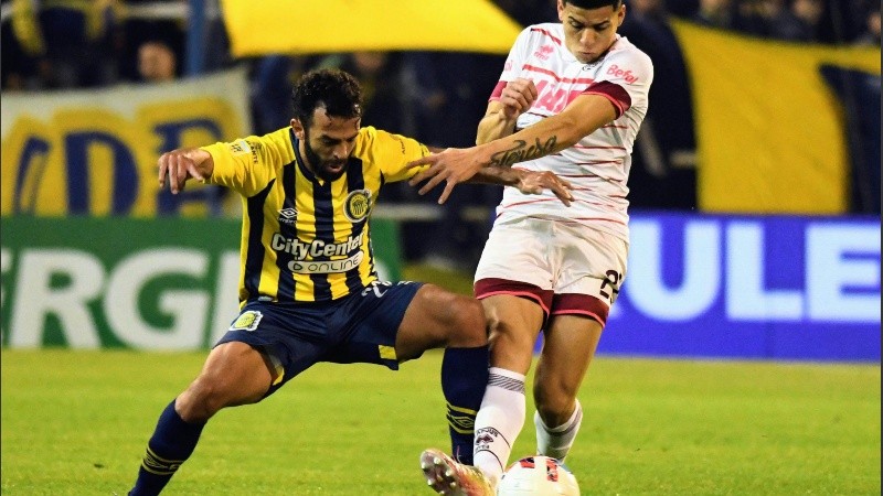 Lucas Gamba pelea contra la marca rival en el primer tiempo.