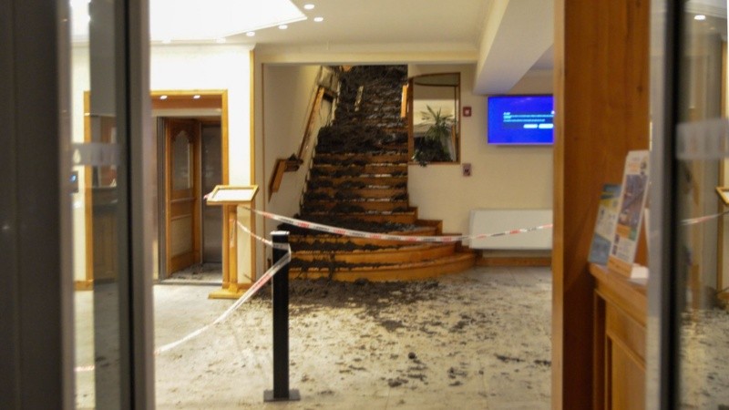 Impresionante: el barro en la escalera que sube a las habitaciones