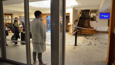 Impresionante: el barro en la escalera que sube a las habitaciones