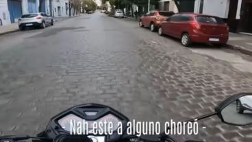 El motociclista recorrió varias cuadras hasta encontrar un colectivo.