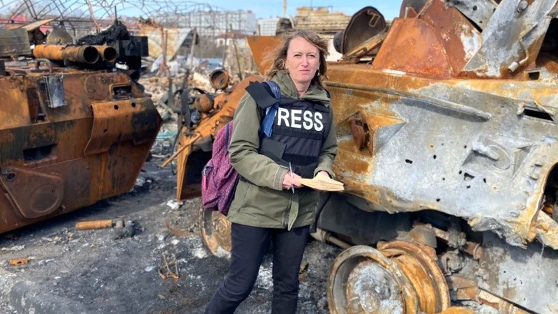 Elisabetta Piqué y una postal de su cobertura en la guerra de Ucrania