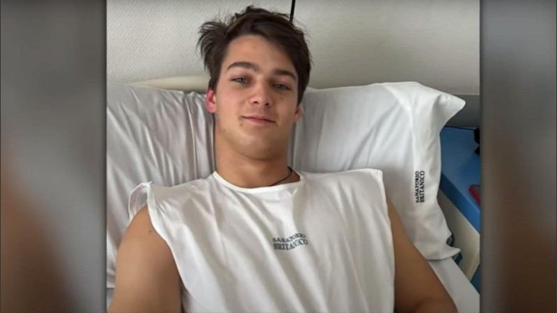 La primera imagen del joven agredido en el sanatorio rosarino donde estuvo internado, antes de ser derivado a Buenos Aires.