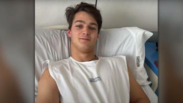 La primera imagen del joven agredido en el sanatorio rosarino donde estuvo internado, antes de ser derivado a Buenos Aires.