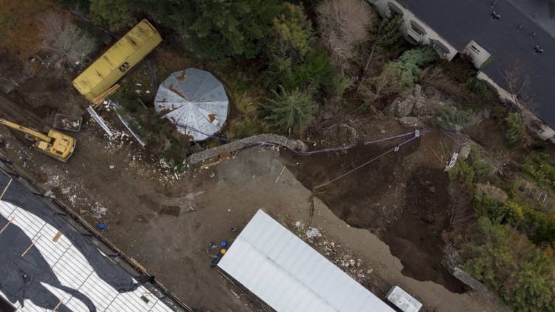El desplazamiento de tierra y ramas afectó al complejo hotelero.