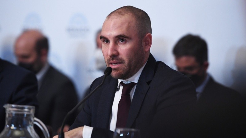 El ministro de Economía confirmó que se elevará el piso del Impuesto a las Ganancias.