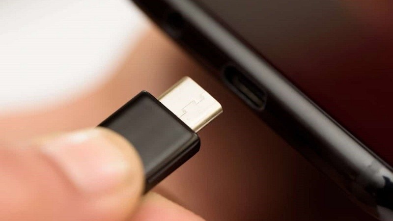 El USB-C deberá ser adoptado como estándar para los smartphones y otros dispositivos.