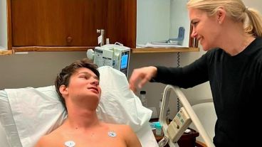 Tiziano y su mamá, Valeria Mazza, luego de la operación a la que fue sometido el joven.