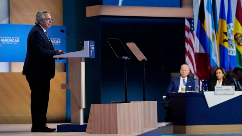 Alberto Fernández durante su discurso en la Cumbre de las Américas, frente a Joe Biden como anfitrión del evento.