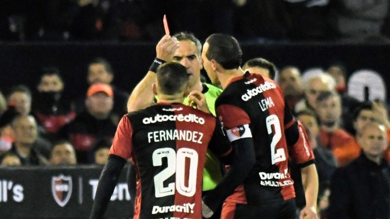 Lema fue expulsado a instancias del VAR.