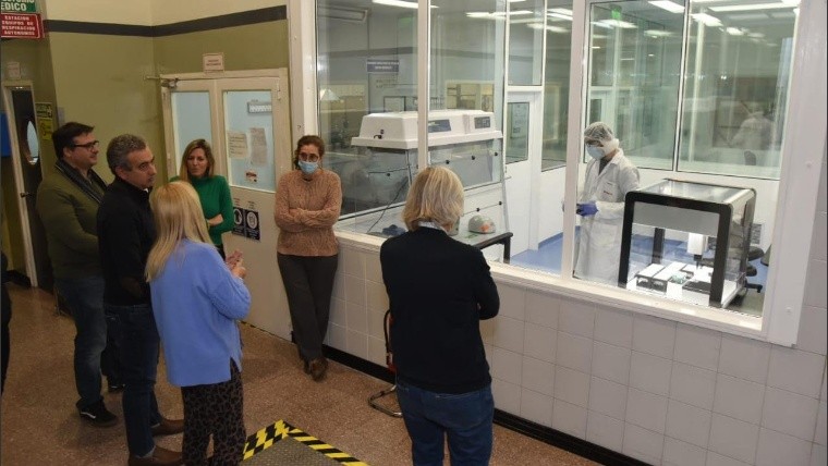 Javkin de recorrida por las instalaciones del laboratorio rosarino, Wiener Lab.