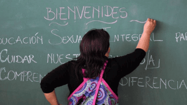 El gobierno porteño prohibió el uso de la "e" y la "x" en escuelas.
