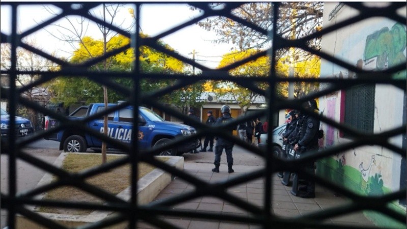 El personal del Jardín Nº 80 Río Paraná y de la Escuela contigua, la 1257, ARA General Belgrano, quedó retenido dentro del establecimiento, para protegerse  del fuego cruzado entre padres y policía. 