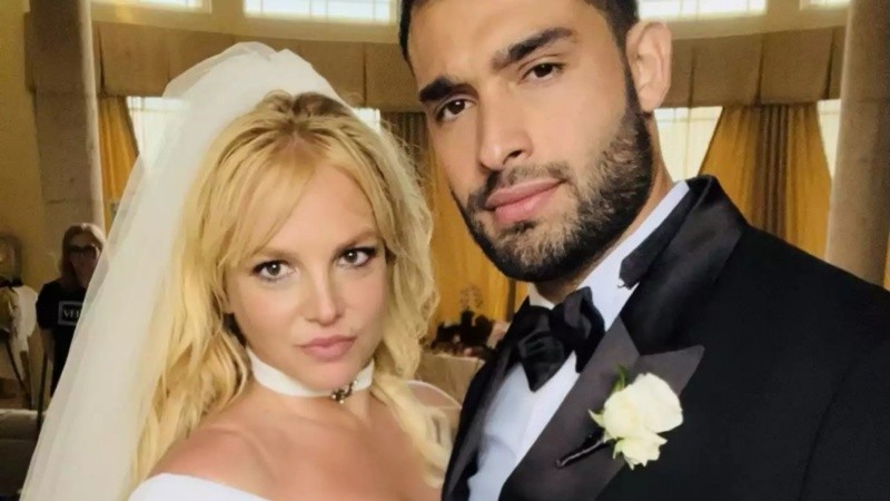 La pareja celebró su unión el jueves 9 de junio, luciendo diseños de Donatella Versace