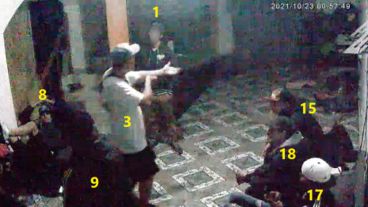 El momento en el que uno de los presuntos sicarios cuenta a otros sospechosos cómo ametrallaron a la víctima.