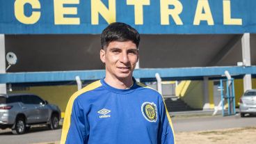 Francis Mac Allister posó como nuevo futbolista canalla.