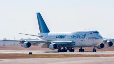 El avión retenido en Ezeiza.