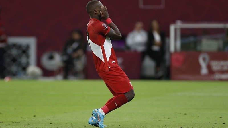 EL futbolista de Boca (ex Newell's), Luis Advíncula, se lamenta por su penal fallado. 