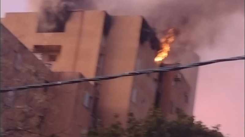 Bomberos evacuaron a todos los vecinos. 