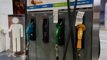 Los carteles que aparecieron en algunos surtidores para advertir la faltante.