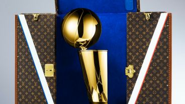 Entre los artículos se encuentra un imponente baúl, que albergará el viaje del icónico trofeo Trofeo Larry O’Brien