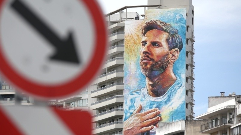 El mural de Messi en la costanera central rosarina. 
