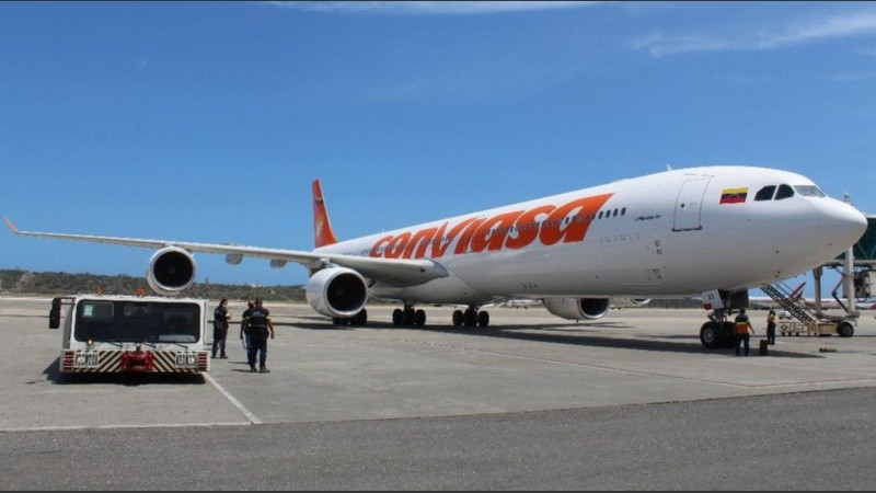 Conviasa es la empresa del avión que debía llegar a la Argentina y finalizó su ruta en Bolivia.