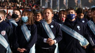 El esperado regreso de la jura de la bandera por miles de chicos y chicas en el Monumento.