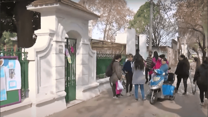 Madres y padres de niños que van al jardín se manifestaron frente a la entrada.