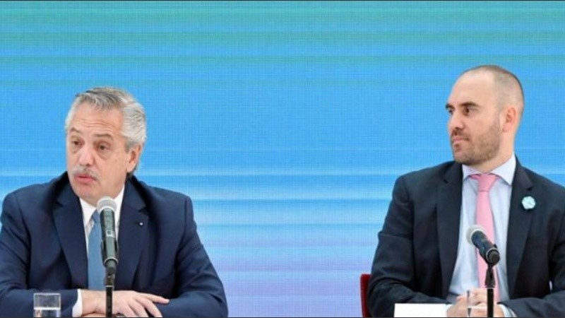 El presidente Alberto Fernández y el ministro de Economía, Martín Guzmán, durante los anuncios.