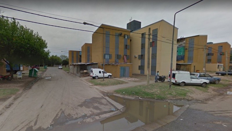 La víctima fue hallada en el pasillo del fonavi. 