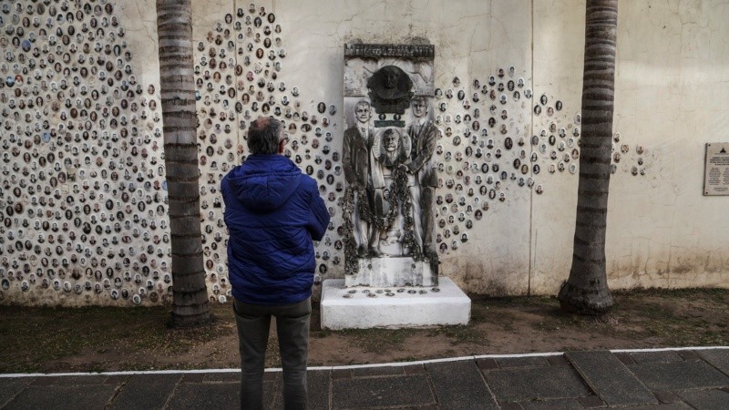 Dante contempla en trance una escultura al lado del mural Memorabilia.