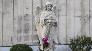 "El ángel donde está mi vieja siempre tiene flores que alguien deja", se emociona Taparelli.