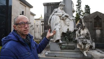 Dante es un docente que enseña a leer el arte funerario y sus mensajes.