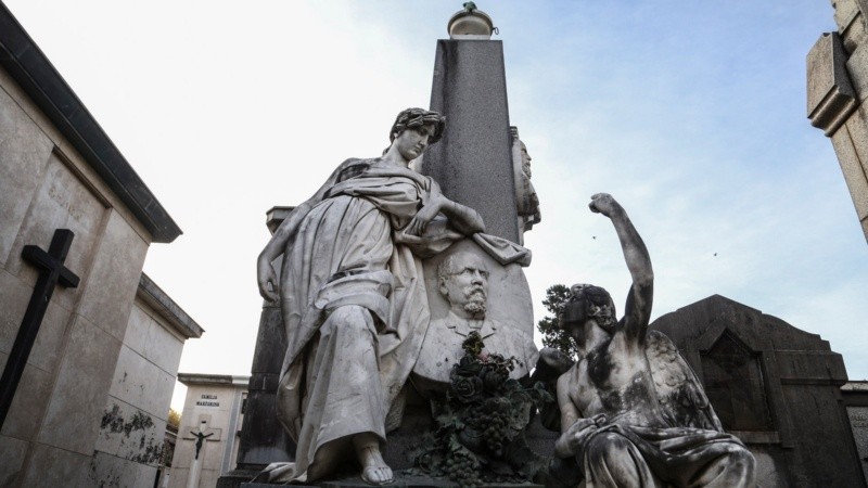 La mujer embarazada y el ángel que señala el obelisco es una de las obras que integran el patrimonio arquitectónico del cementerio El Salvado.