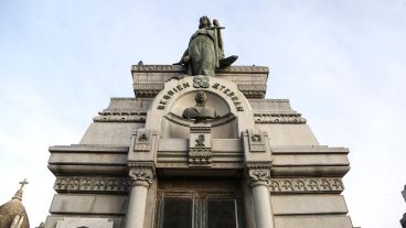 Ejemplo 2. Contracara del anterior, más católico que masón, el cadáver custodiado: "Es un funeral eterno".