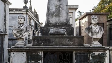 Ejemplo 3. Hasta el humor vale: la mujer mira hacia arriba molesta porque el hombre tiene un botón suelto.