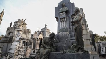 Un gringo en cuero con un semillero en la cintura apoyado en un rastrillo: el trabajo y el respeto.