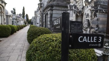 Las calles internas del universo con más de 30 mil tumbas frente al Parque Independencia.