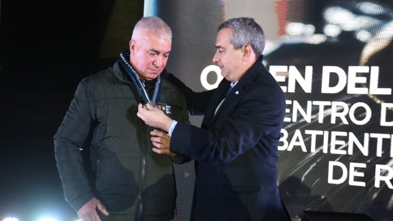 Javkin le entregó la medalla a Chamorro.