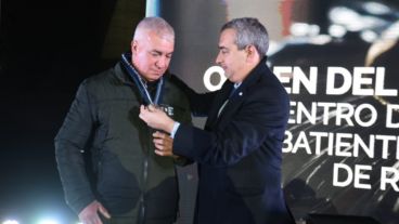 Javkin le entregó la medalla a Chamorro.