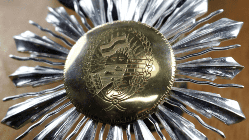 La medalla de plata que el municipio entregó por primera vez a los ex Combatientes.