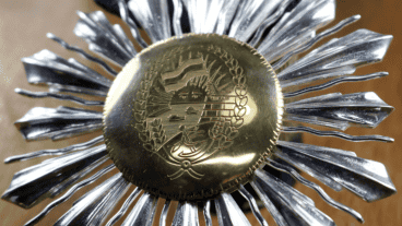 La medalla de plata que el municipio entregó por primera vez a los ex Combatientes.