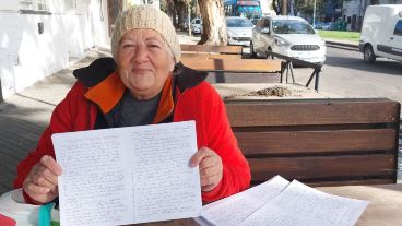 Beatriz tiene 73 años y vende sus propios cuentos infantiles de forma ambulante.