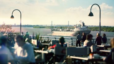 La gastronomía y el río, parte del atractivo de la ciudad.