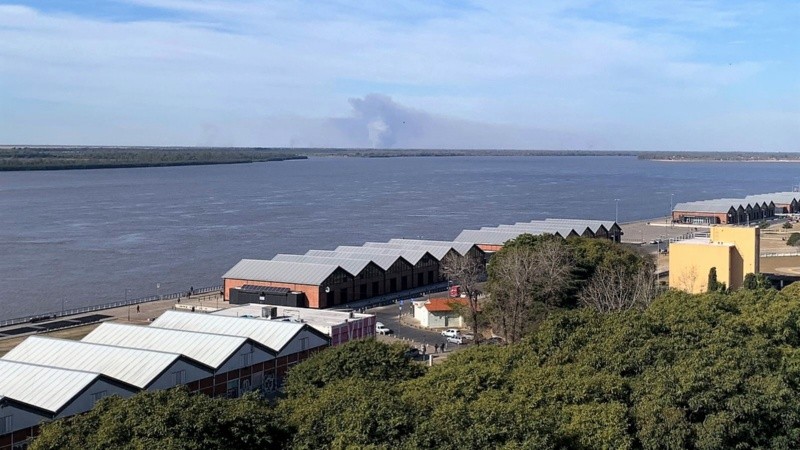 Una vista desde la costa central rosarina este domingo a la tarde.