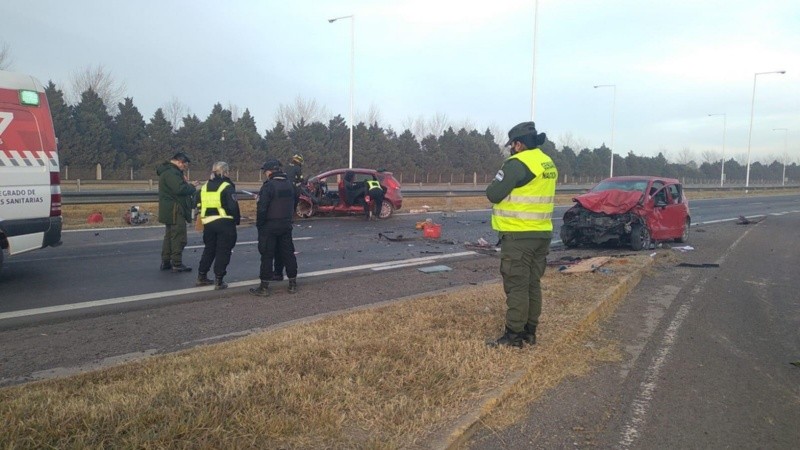 Bomberos tuvo que cortar la puerta del vehículo para rescatar a uno de los conductores.